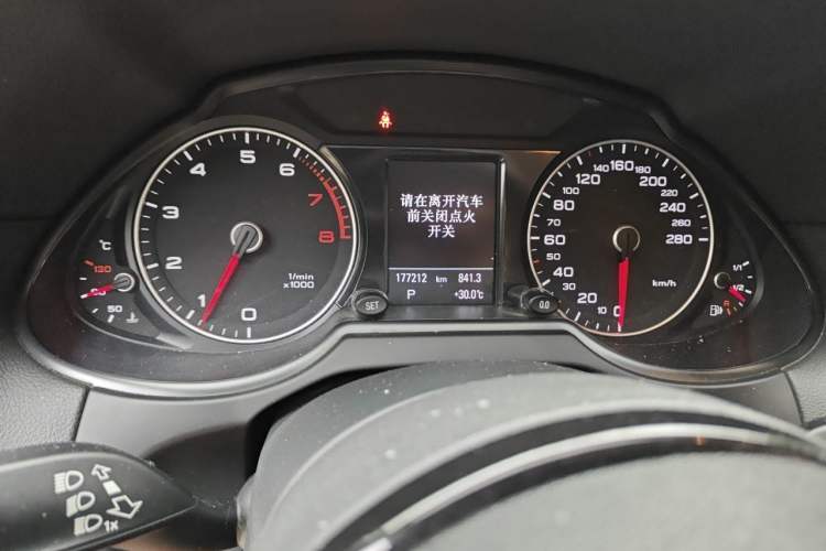 Used Audi Q5 2017 40 TFSI Comfort Model Odometer Close Up