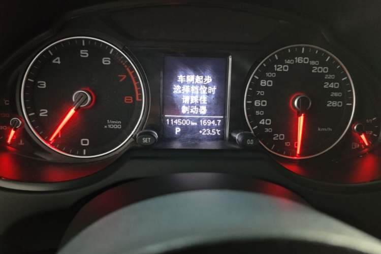 Used Audi Q5 2017 Plus 40 TFSI Ambition Model Odometer Close Up