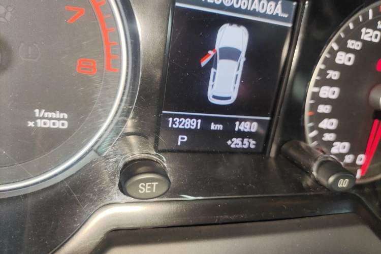 Used Audi Q5 2017 Plus 40 TFSI Technology Model Odometer Close Up