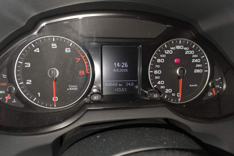Used Audi Q5 2017 40 TFSI Ambition Edition Odometer Close Up