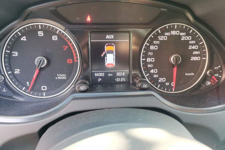 Used Audi Q5 2017 40 TFSI Technology Edition Odometer Close Up