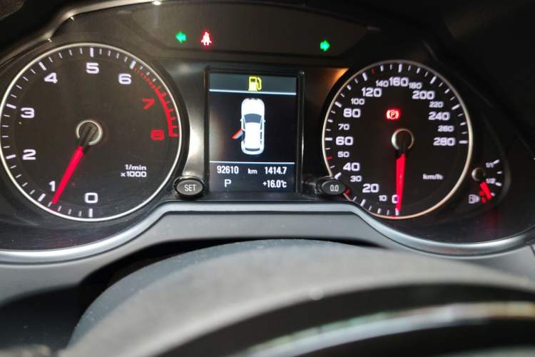 Used Audi Q5 2017 Plus 40 TFSI Technology Model Odometer Close Up