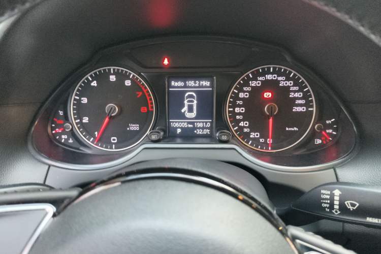 Used Audi Q5 2017 Plus 40 TFSI Ambition Model Odometer Close Up