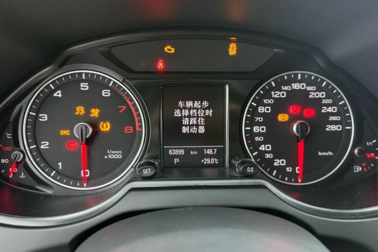 Used Audi Q5 2017 40 TFSI Comfort Model Odometer Close Up