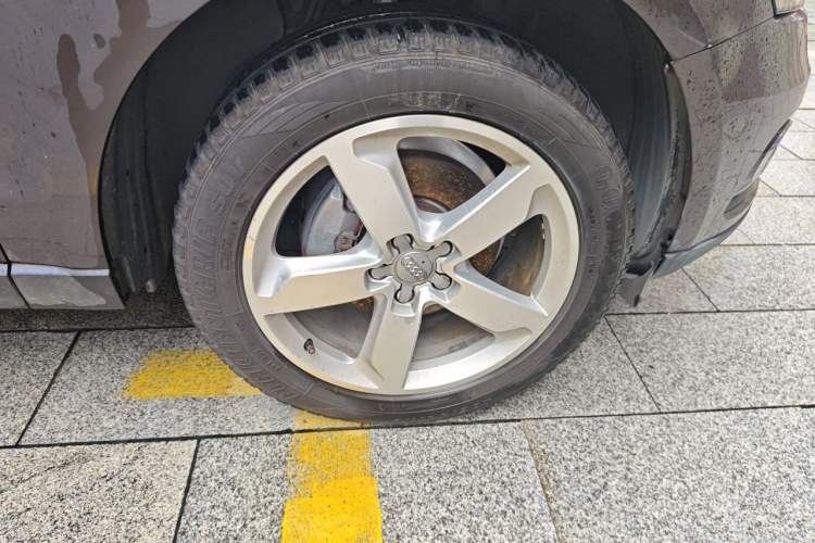 Used Audi Q5 2017 40 TFSI Ambition Edition Right Front Wheel Hub