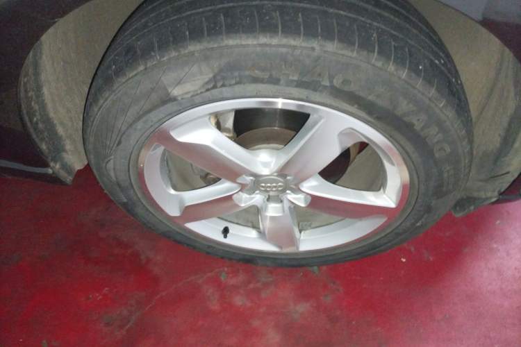 Used Audi Q5 2017 40 TFSI Ambition Edition Right Front Wheel Hub