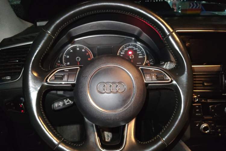 Used Audi Q5 2017 Plus 40 TFSI Technology Model Steering Wheel