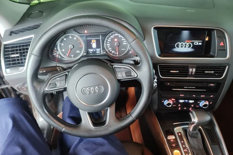 Used Audi Q5 2017 40 TFSI Comfort Model Steering Wheel