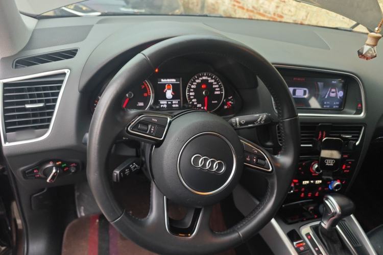 Used Audi Q5 2017 Plus 40 TFSI Technology Model Steering Wheel