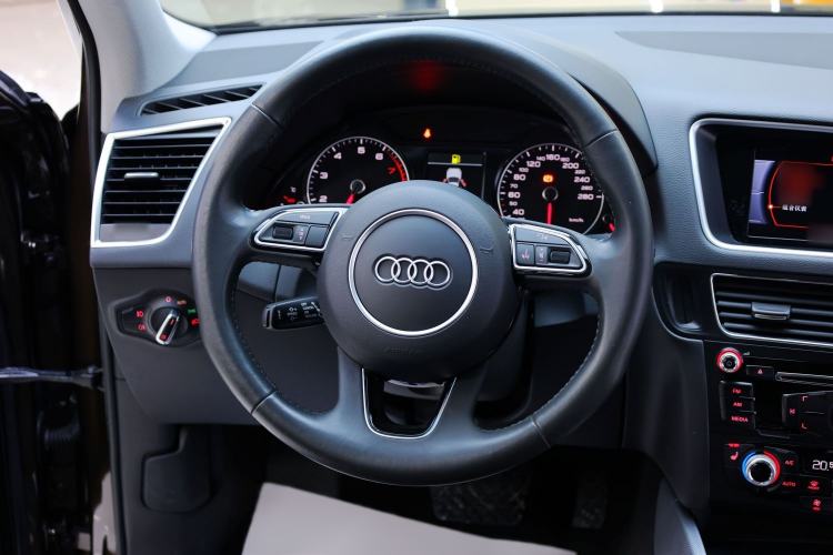 Used Audi Q5 2017 Plus 40 TFSI Technology Model Steering Wheel