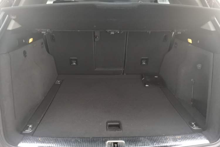 Used Audi Q5 2017 Plus 40 TFSI Ambition Model Trunk