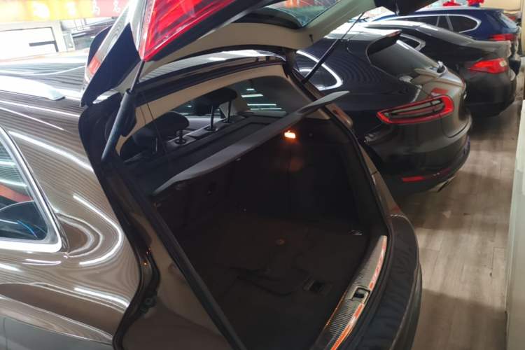Used Audi Q5 2017 Plus 40 TFSI Ambition Model Trunk