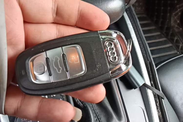 Used Audi Q5 2017 40 TFSI Comfort Model Vehicle Key
