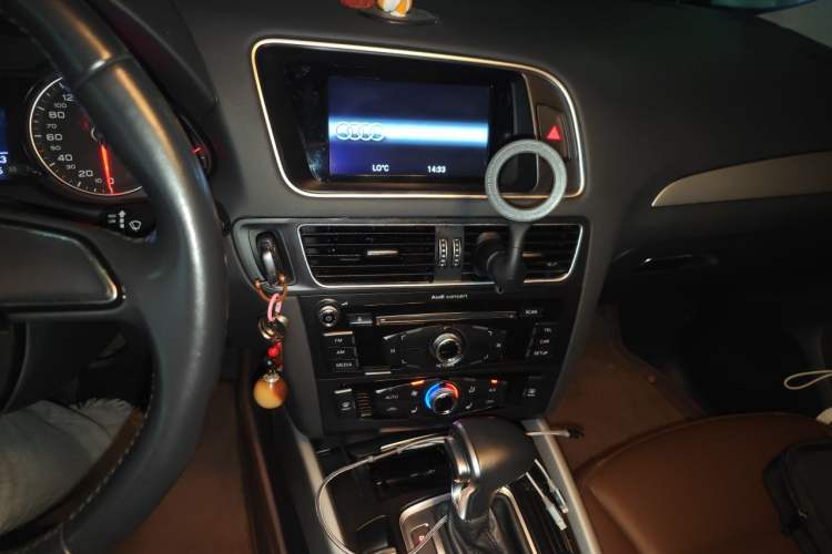 Used Audi Q5 2017 40 TFSI Ambition Edition Audio And AC Panel