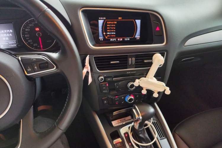 Used Audi Q5 2017 Plus 40 TFSI Ambition Model Audio And AC Panel