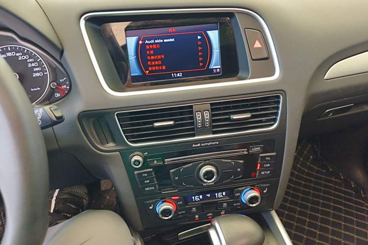 Used Audi Q5 2017 Plus 40 TFSI Technology Model Audio And AC Panel