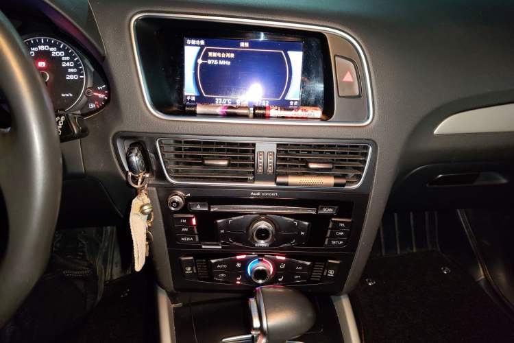 Used Audi Q5 2017 Plus 40 TFSI Ambition Model Audio And AC Panel