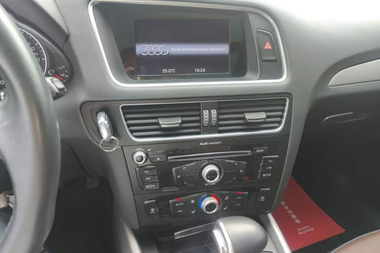 Used Audi Q5 2017 Plus 40 TFSI Ambition Model Audio And AC Panel