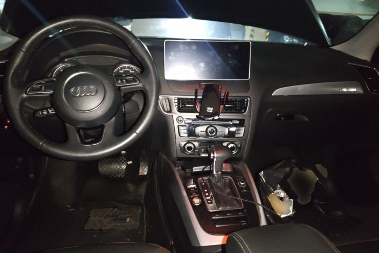 Used Audi Q5 2017 Plus 40 TFSI Technology Model Center Console