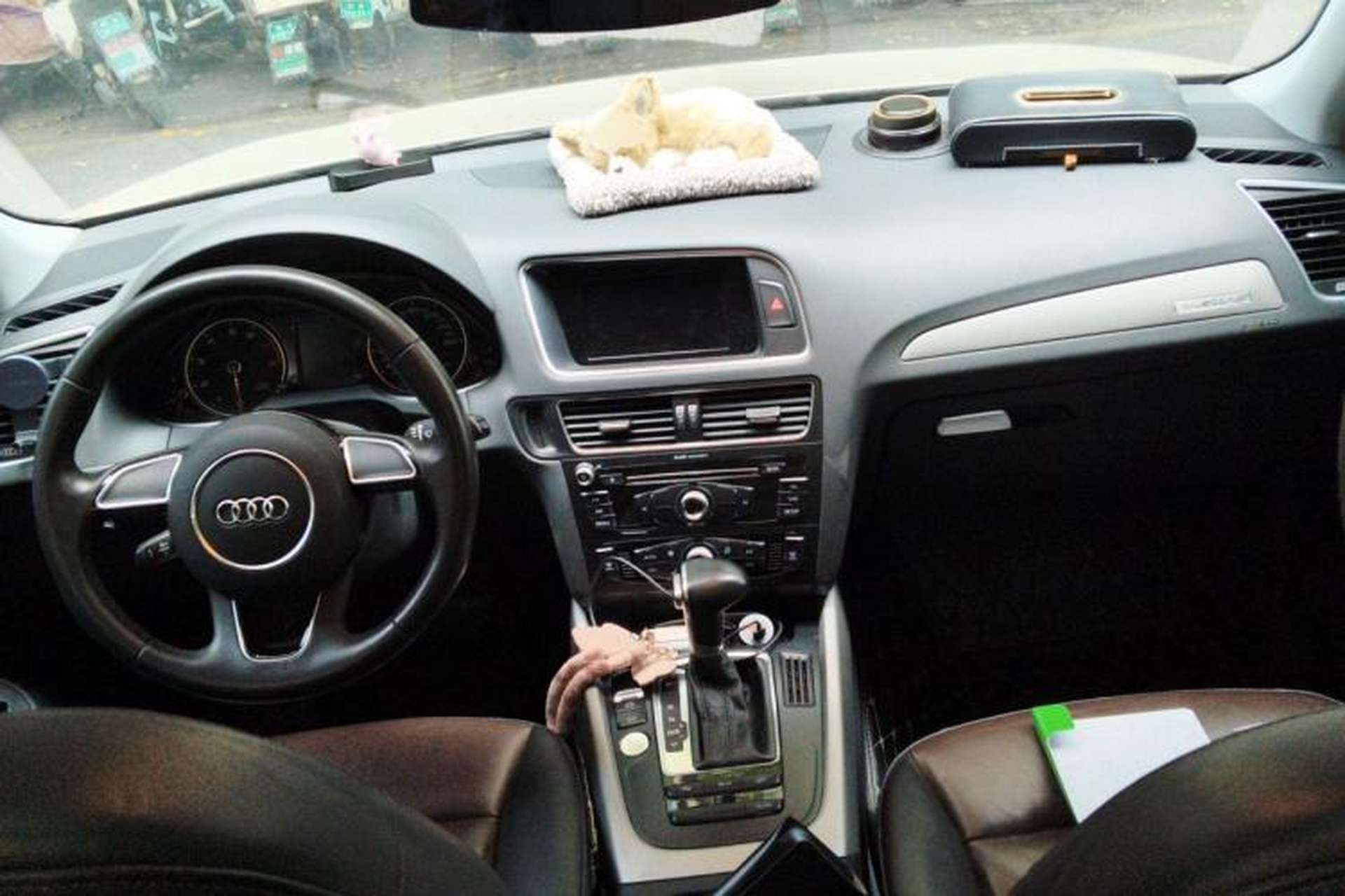 Used Audi Q5 2017 Plus 40 TFSI Ambition Model Center Console