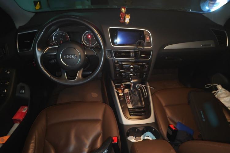 Used Audi Q5 2017 40 TFSI Ambition Edition Center Console