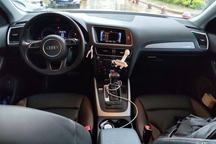 Used Audi Q5 2017 Plus 40 TFSI Ambition Model Center Console