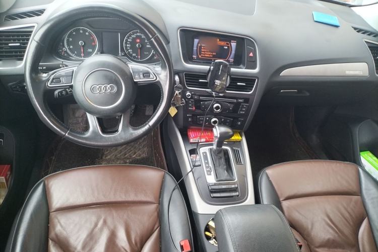 Used Audi Q5 2017 Plus 40 TFSI Ambition Model Center Console