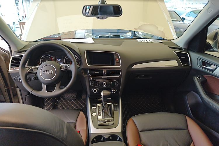 Used Audi Q5 2017 Plus 40 TFSI Technology Model Center Console