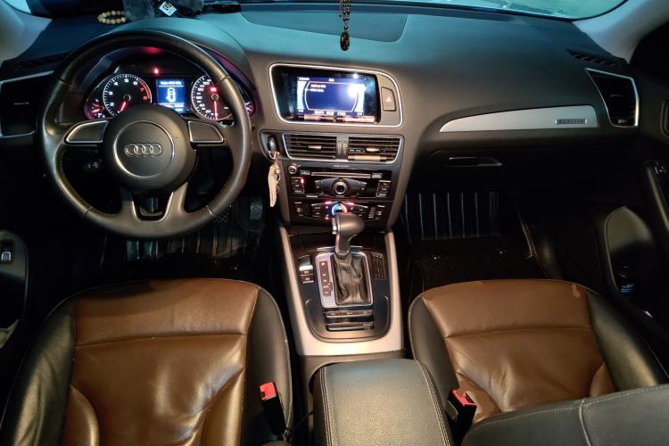 Used Audi Q5 2017 Plus 40 TFSI Ambition Model Center Console