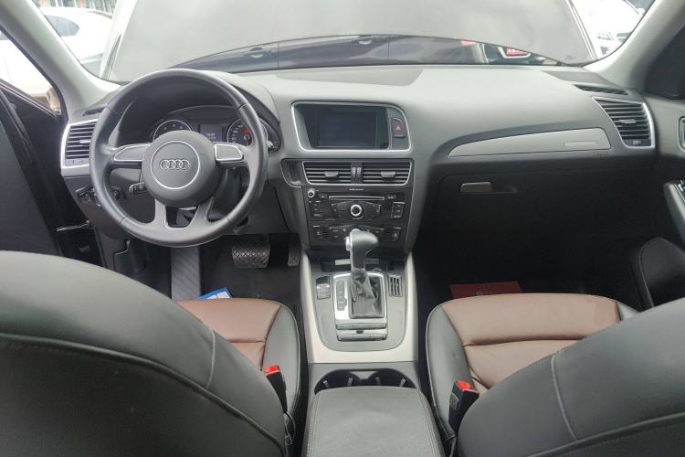 Used Audi Q5 2017 Plus 40 TFSI Ambition Model Center Console