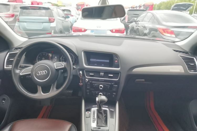 Used Audi Q5 2017 Plus 40 TFSI Ambition Model Center Console