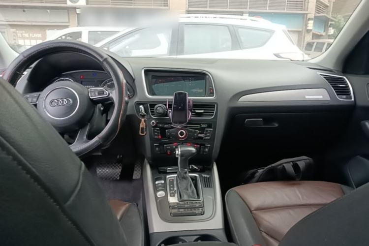 Used Audi Q5 2017 Plus 40 TFSI Technology Model Center Console