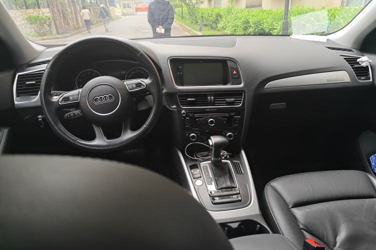 Used Audi Q5 2017 40 TFSI Technology Edition Center Console
