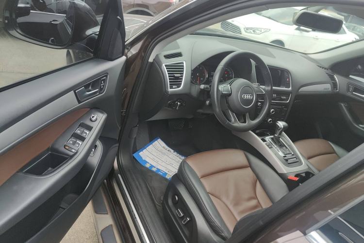 Used Audi Q5 2017 Plus 40 TFSI Ambition Model Driver Seat