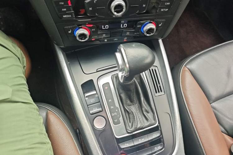 Used Audi Q5 2017 Plus 40 TFSI Technology Model Gear Lever