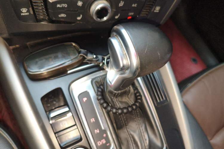 Used Audi Q5 2017 Plus 40 TFSI Ambition Model Gear Lever