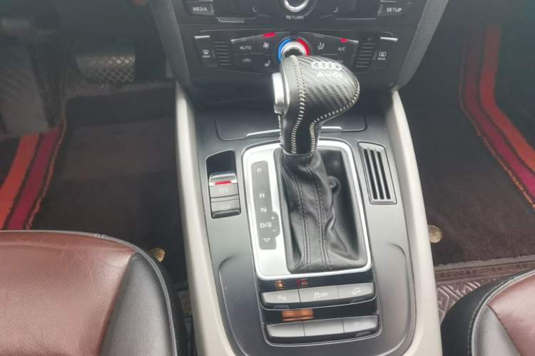 Used Audi Q5 2017 Plus 40 TFSI Ambition Model Gear Lever