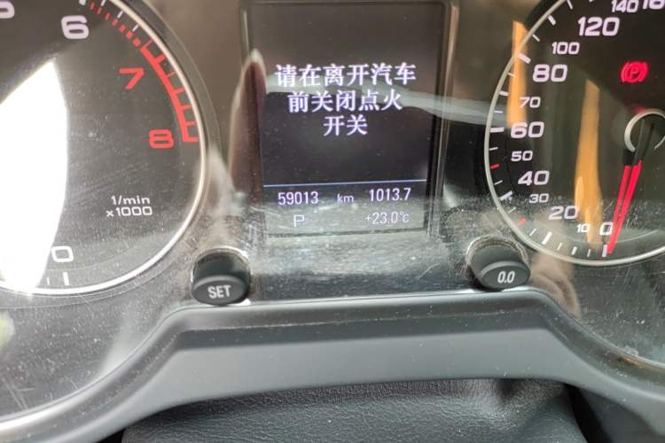 Used Audi Q5 2017 40 TFSI Comfort Model Odometer Close Up