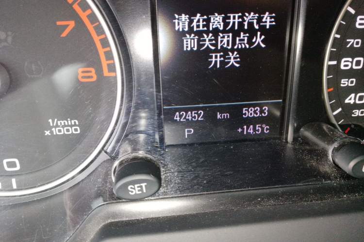 Used Audi Q5 2017 40 TFSI Comfort Model Odometer Close Up