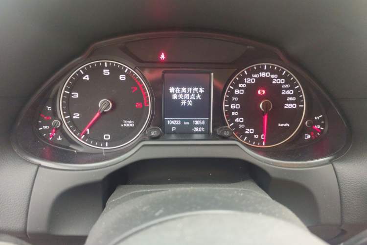 Used Audi Q5 2017 Plus 40 TFSI Technology Model Odometer Close Up