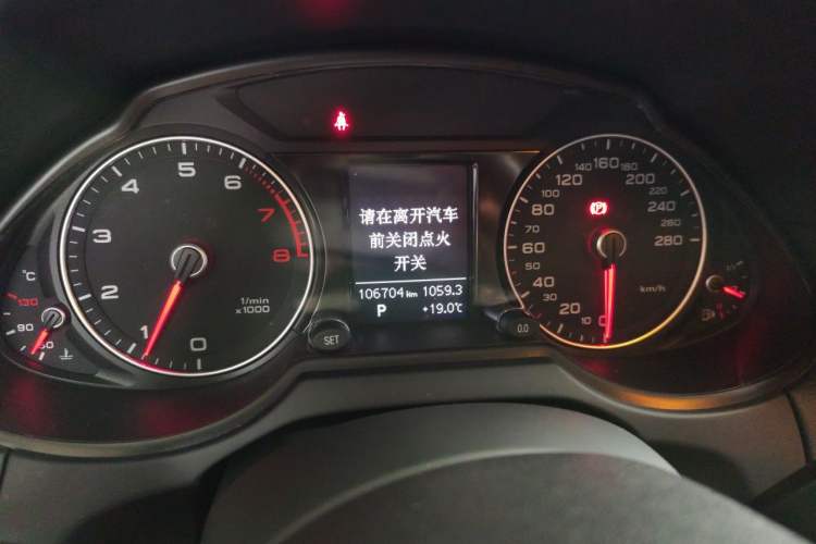Used Audi Q5 2017 Plus 40 TFSI Ambition Model Odometer Close Up