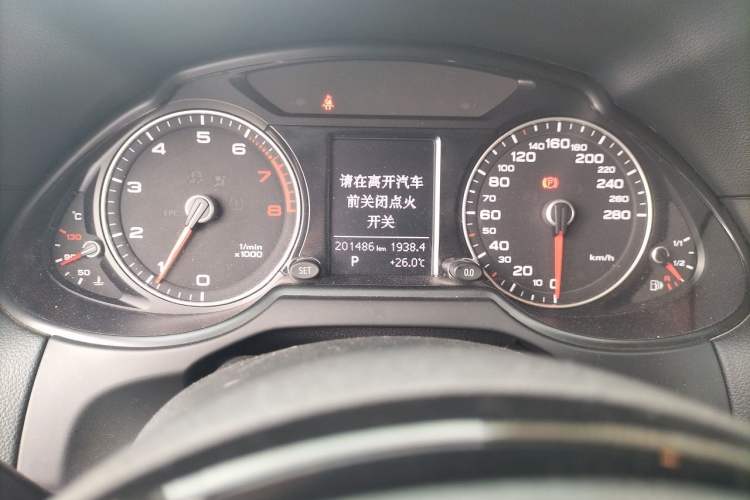 Used Audi Q5 2017 Plus 40 TFSI Ambition Model Odometer Close Up