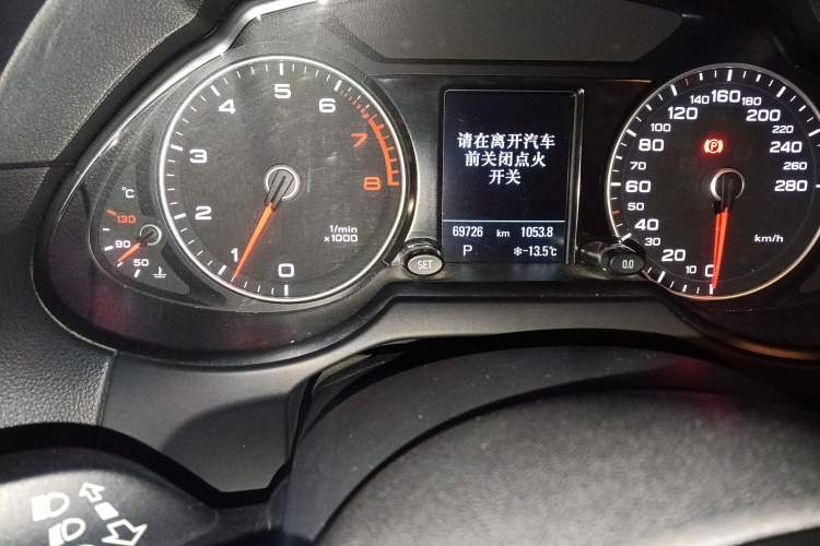 Used Audi Q5 2017 Plus 40 TFSI Technology Model Odometer Close Up
