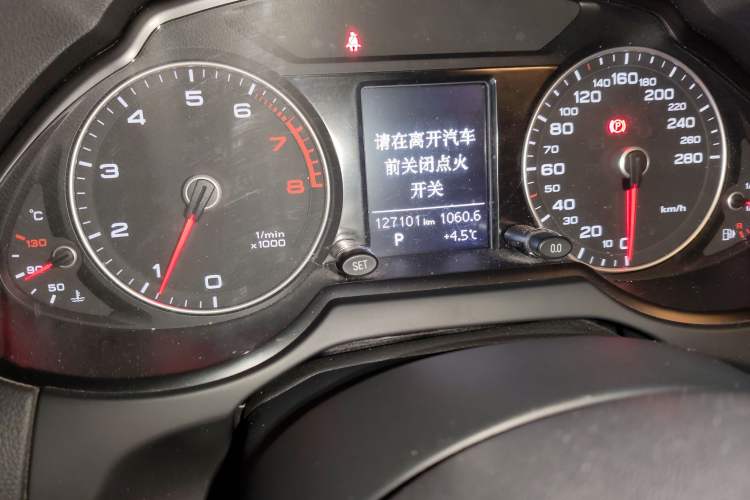 Used Audi Q5 2017 Plus 40 TFSI Ambition Model Odometer Close Up