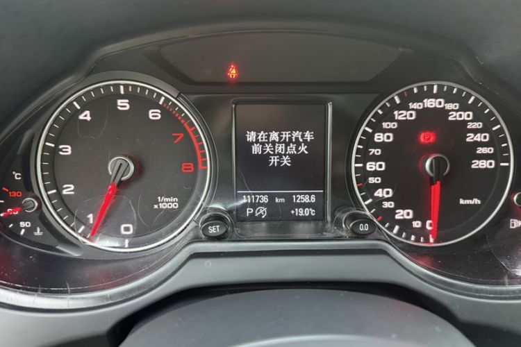 Used Audi Q5 2017 40 TFSI Comfort Model Odometer Close Up