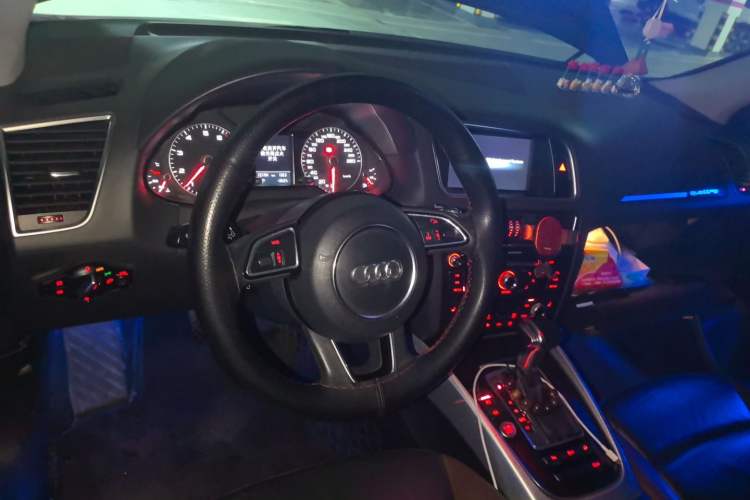 Used Audi Q5 2017 Plus 40 TFSI Technology Model Steering Wheel