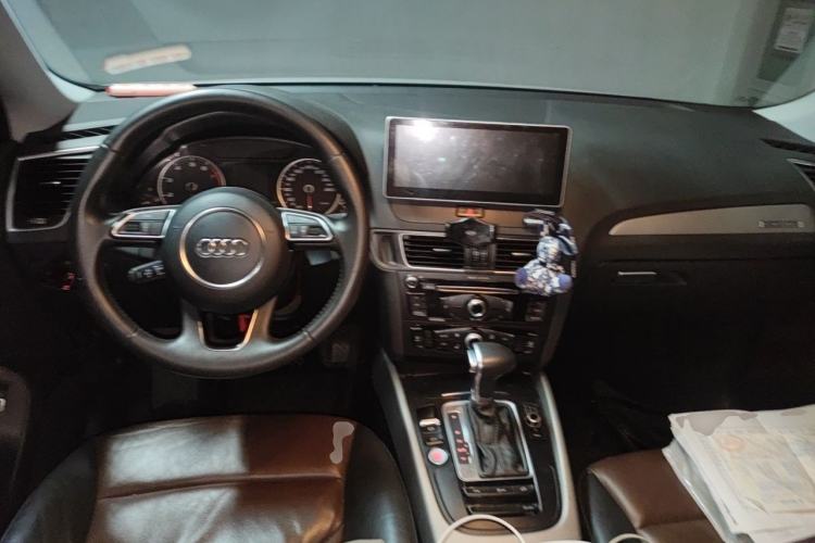 Used Audi Q5 2017 Plus 40 TFSI Ambition Model Center Console