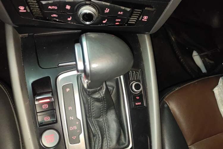 Used Audi Q5 2017 Plus 40 TFSI Ambition Model Gear Lever