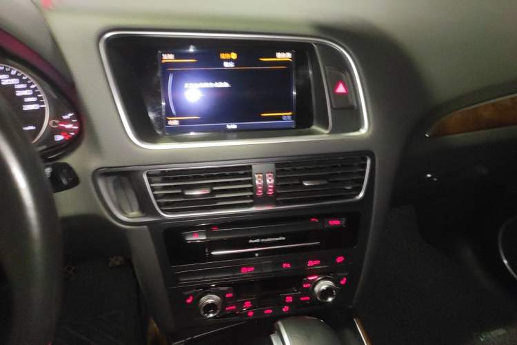 Used Audi Q5 2017 40 TFSI Comfort Model Audio And AC Panel