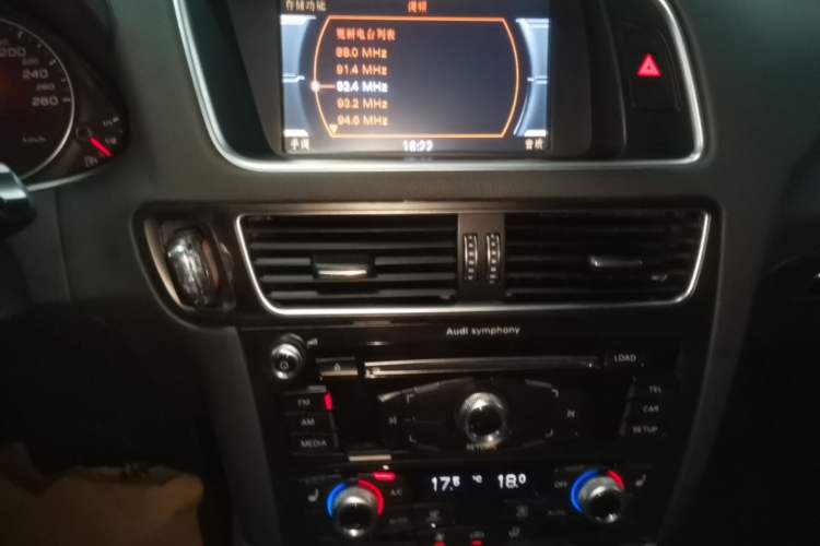 Used Audi Q5 2017 40 TFSI Technology Edition Audio And AC Panel